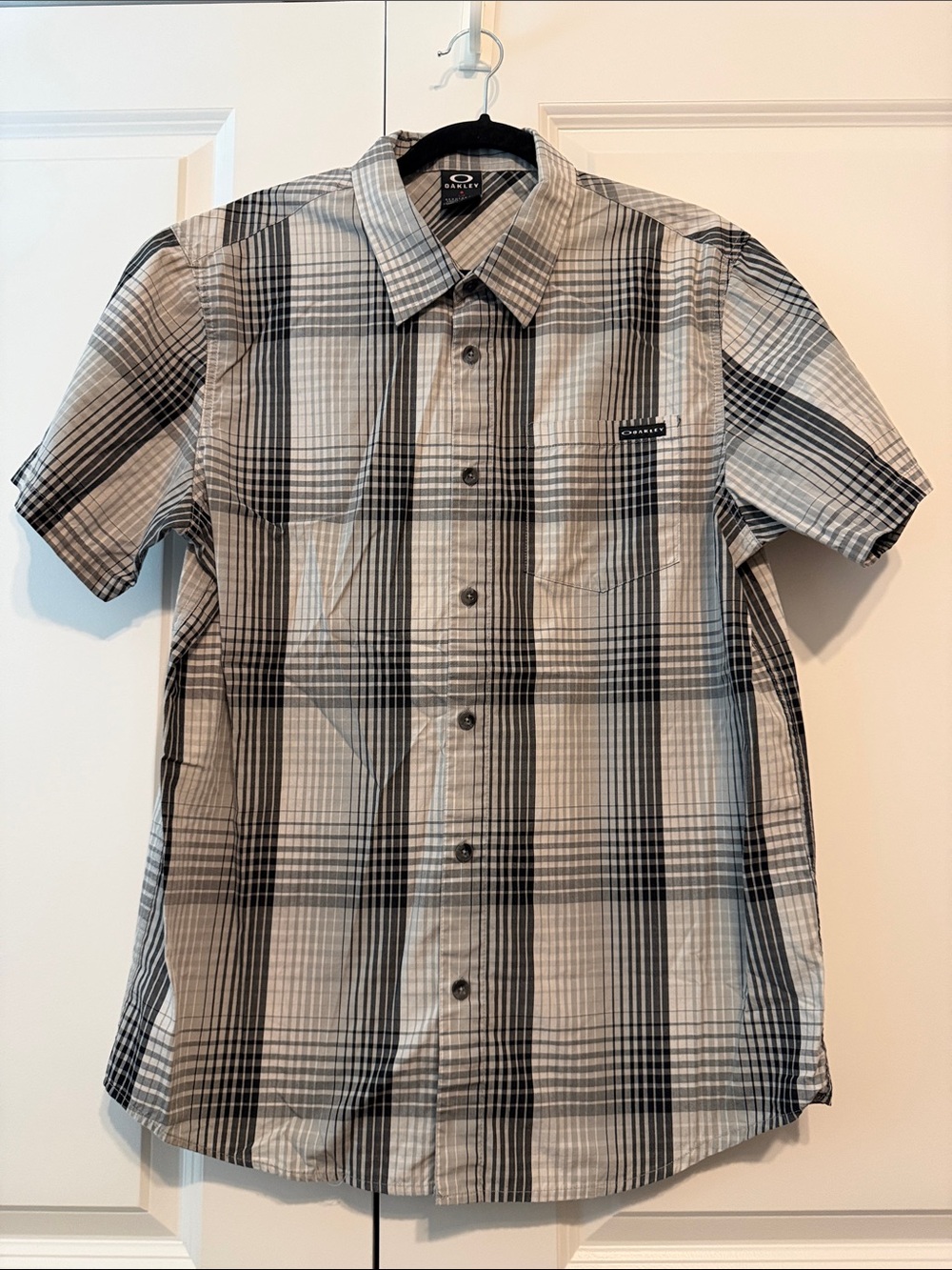 Oakley Men’s Black and Gray Plaid Short-Sleeve Button-Down Shirt